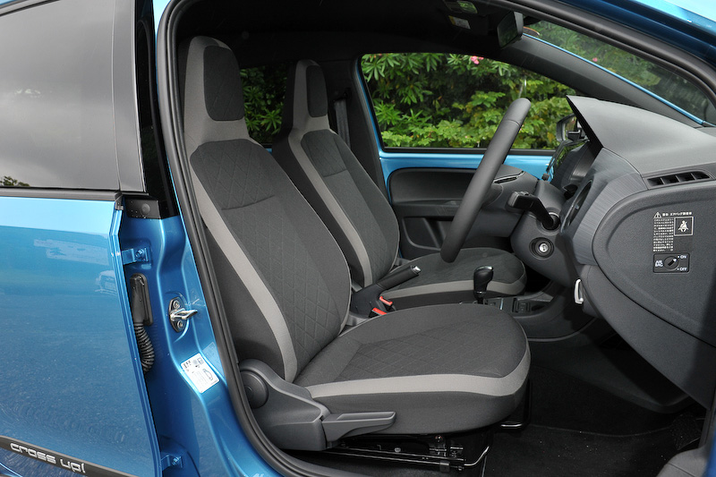 インテリアでは専用ファブリックシートを採用するほか、フルオートエアコンやシートヒーターといった上級装備も標準装備。加えてプレミアムサウンドシステム「beats sound system」（総出力300W、8チャンネル7スピーカー）や、純正インフォテイメントシステム「Composition Phone」（5インチカラーディスプレイ、MP3/WMA再生、AM/FMラジオ、SDカード、Bluetoothオーディオ/ハンズフリーフォン）が与えられる