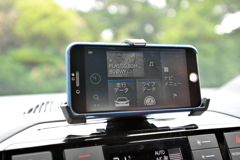 インテリアでは専用ファブリックシートを採用するほか、フルオートエアコンやシートヒーターといった上級装備も標準装備。加えてプレミアムサウンドシステム「beats sound system」（総出力300W、8チャンネル7スピーカー）や、純正インフォテイメントシステム「Composition Phone」（5インチカラーディスプレイ、MP3/WMA再生、AM/FMラジオ、SDカード、Bluetoothオーディオ/ハンズフリーフォン）が与えられる