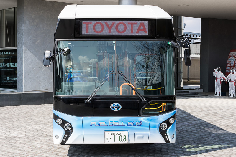 フロントは特徴的なデザインのヘッドライトを採用