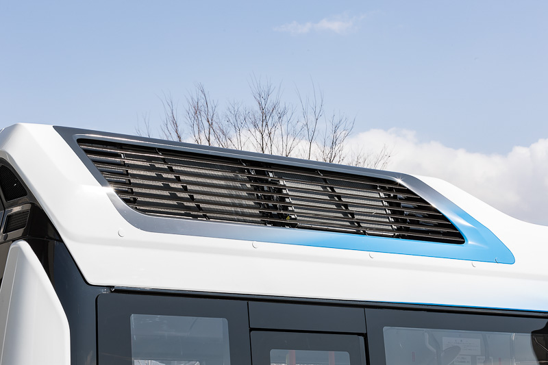 後軸上の天井にFCスタックを2セット搭載