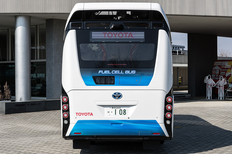 リアは丸型の各種ランプを縦長に配置したリアコンビネーションランプを採用