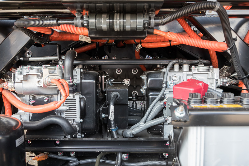 MIRAIに搭載されているモーターを2台搭載する