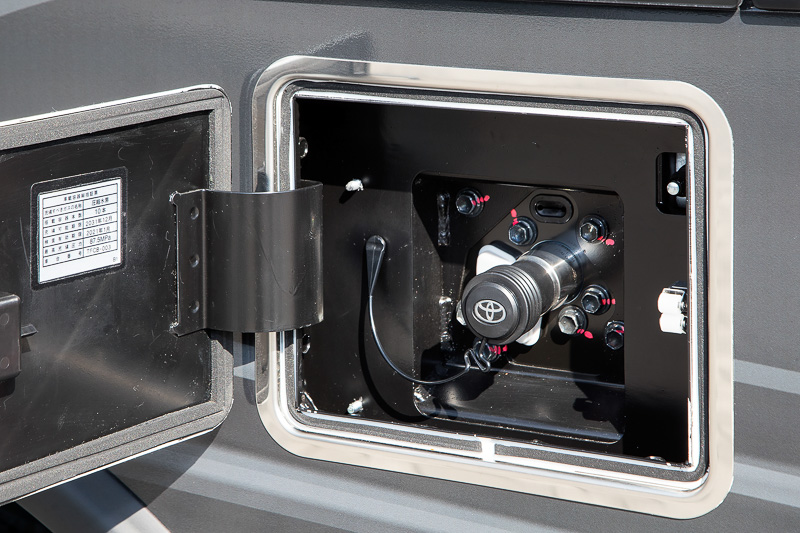 水素の充填口は左サイドに用意