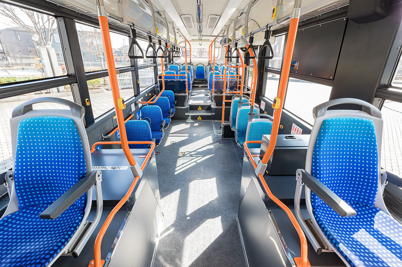 乗車定員は座席26＋立席50＋乗務員1の77名