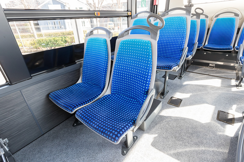 乗車定員は座席26＋立席50＋乗務員1の77名