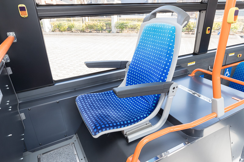 乗車定員は座席26＋立席50＋乗務員1の77名