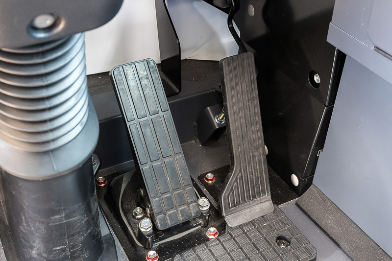 ブレーキペダル（左）とアクセルペダル（右）