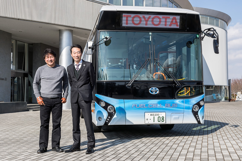 筆者（左）とトヨタ自動車株式会社 先進技術開発カンパニー BR次世代車両企画室 主査の権藤憲治氏（右）