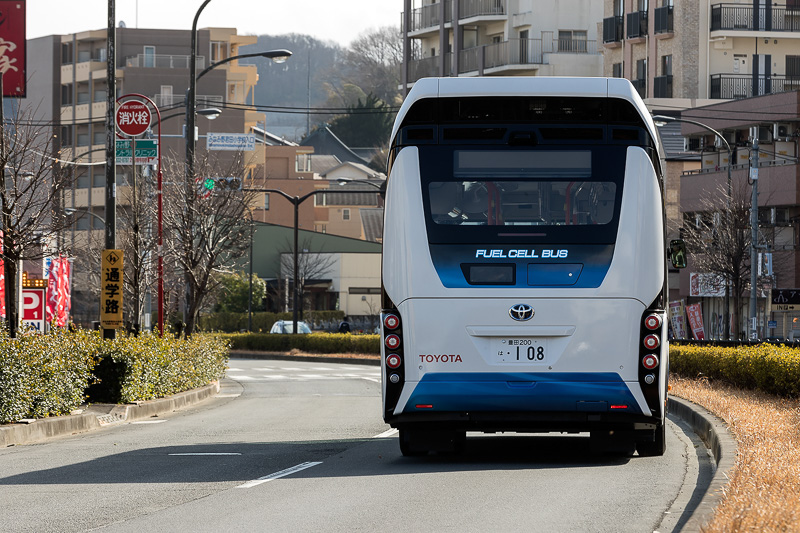 中央分離帯のある片側2車線の道路から、片側1車線の狭い場所まで走行した