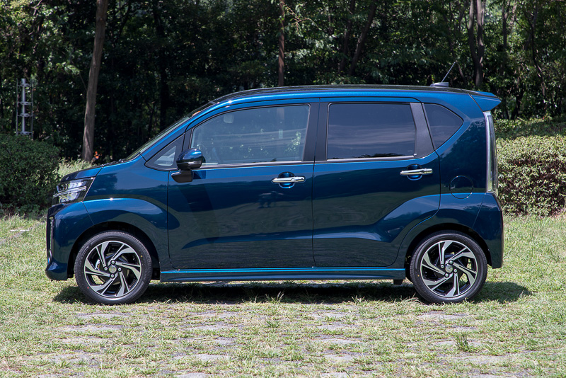 ムーヴ カスタム RS“ハイパー SA III”。ボディカラーはレーザーブルークリスタルシャイン