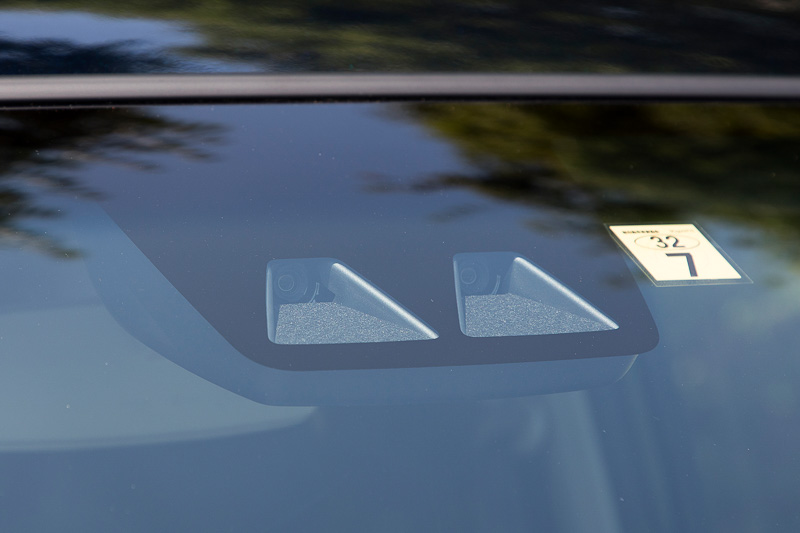 ステレオカメラを使う「スマートアシストIII」は、ムーヴ「L“SA III”」「X“SA III”」「X ターボ“SA III”」、ムーヴ カスタム「X“Limited SA III”」「RS“ハイパー SA III”」、ムーヴ フロントシートリフト「L“SA III”」「X“SA III”」「X ターボ“SA III”」、ムーヴ フロントシートリフト カスタム「X“Limited SA III”」に標準装備