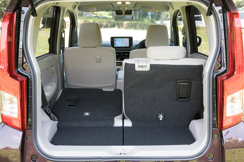 リアシートは左右分割式。後方へのリクライニング機能に加えて左右別々で座面が240mmスライドし、ラゲッジスペースの容量を増やすことができる。従来はリアシート座面側からしか操作できなかったが、今回のモデルではリアハッチを開けたシート背面側から操作できるようになって利便性が向上している