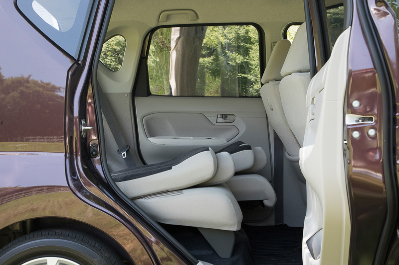 リアシートの背もたれを前倒しすると大きな荷物も積める。前倒し状態を横から見ると座面があるぶん端が高くなるので、荷室の床がフラットとはならない