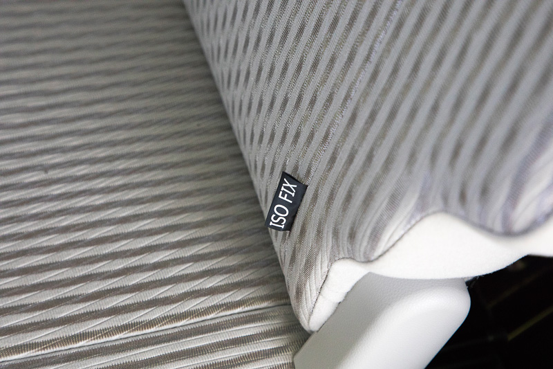 リアシートのスライドを目一杯前に持ってくると、フロントシートとの隙間がかなり狭くなる。リアシートにはチャイルドシート固定用のISO FIXがあるので、シートを前に出してチャイルドシートをセットすると運転席からも手が届きやすくなる。助手席の後ろには袋などをかけられるフックも付いている