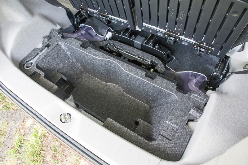 ラゲッジスペースの下にも収納がある。ジャッキやパンク修理剤もここに入っている
