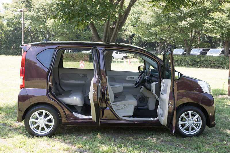 ムーヴ シリーズはドアが約90度まで開く作り。乗り降りや荷物の出し入れ時は非常に便利。通常時はドアが開きすぎないよう、一般的な開きの状態で一度止まるようストッパーがある。大きく開きたい場合は、そこからもう1度ドアを引けば最大まで開く