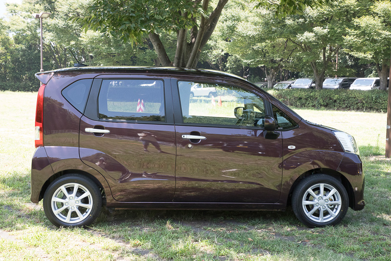 ムーヴ シリーズはドアが約90度まで開く作り。乗り降りや荷物の出し入れ時は非常に便利。通常時はドアが開きすぎないよう、一般的な開きの状態で一度止まるようストッパーがある。大きく開きたい場合は、そこからもう1度ドアを引けば最大まで開く