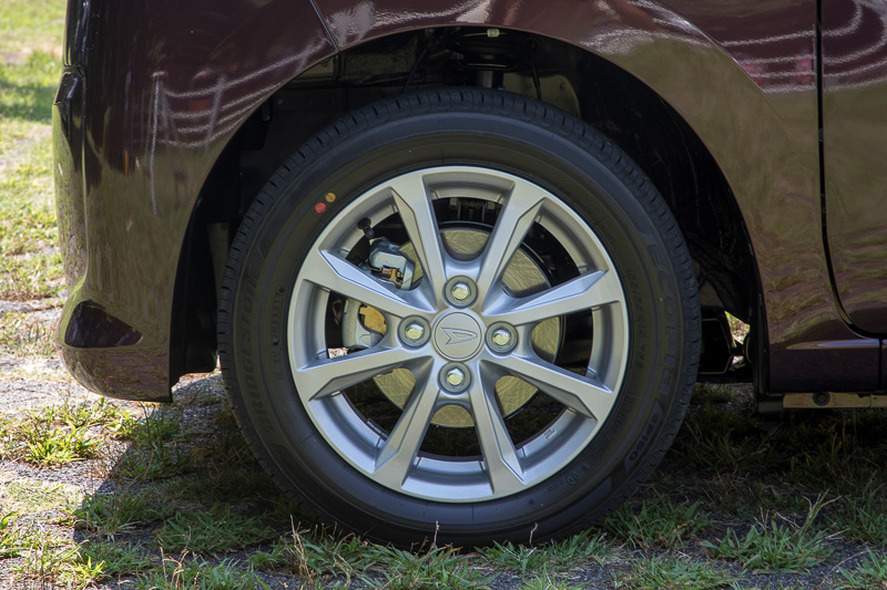 ムーヴ Xターボ“SA III”とムーヴ X“SA III”、ムーヴ Xには14インチアルミホイールが標準。タイヤサイズは155/65 R14