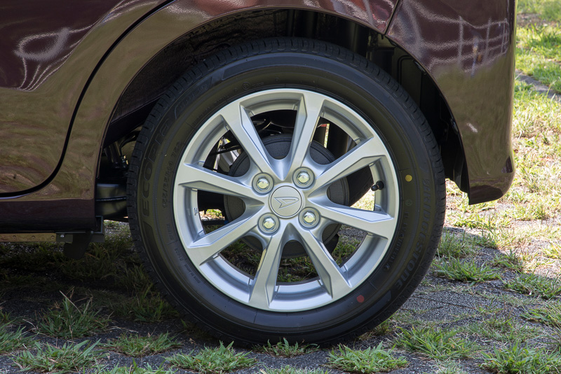 ムーヴ Xターボ“SA III”とムーヴ X“SA III”、ムーヴ Xには14インチアルミホイールが標準。タイヤサイズは155/65 R14