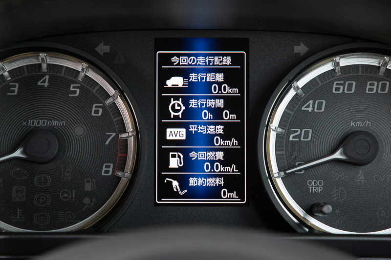 ムーヴ カスタムではスマートアシストIIIの動作時に、メーター内のセンターにあるTFTカラーマルチインフォメーションディスプレイに情報が表示される。今回は走行シーンの撮影はなかったので、ディスプレイに表示されるその他の情報画面を掲載する