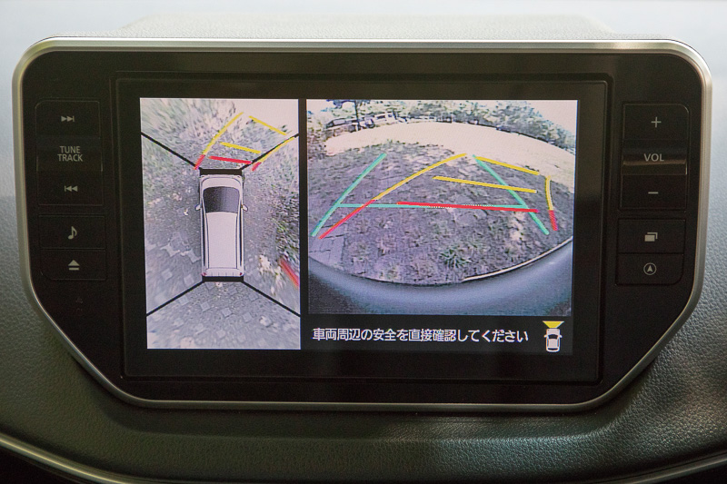 パノラマモニターの表示例。クルマを真上から見下ろしたような映像がナビ画面に表示される