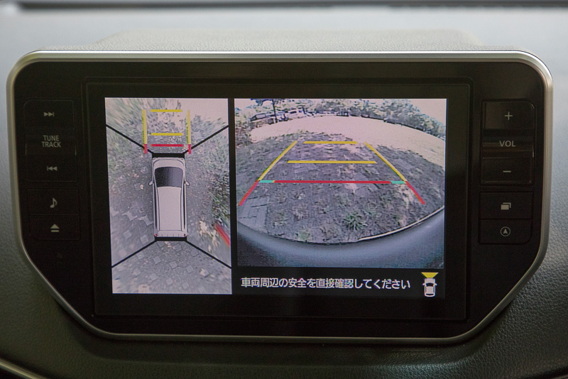 パノラマモニターの表示例。クルマを真上から見下ろしたような映像がナビ画面に表示される