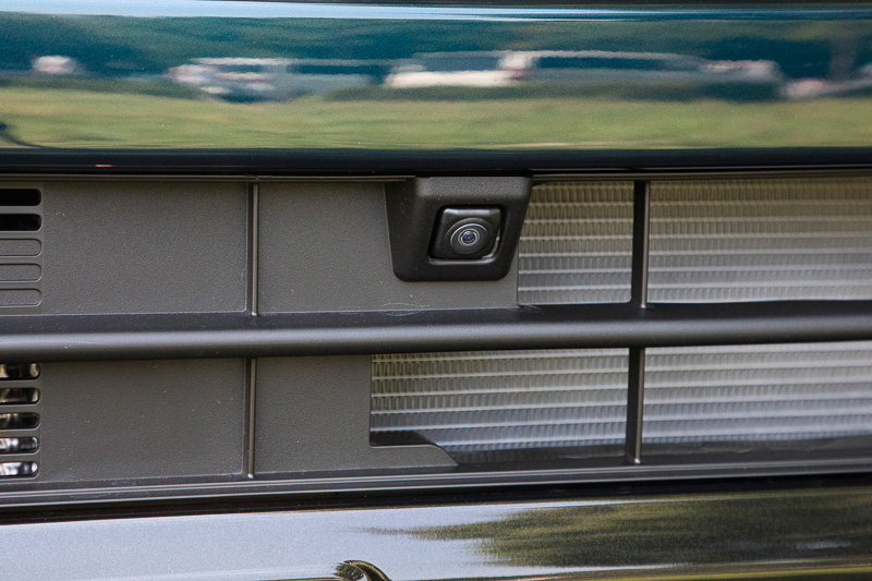 フロントカメラはフロントバンパーグリル部、両サイドのカメラはドアミラーの下面、リアはナンバー上の部分にセットされている。目立たない取り付け方法なのでスタイルの見栄えに影響はない