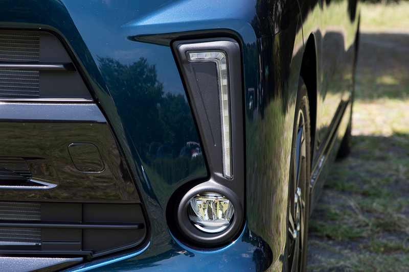 ムーヴカスタムはフロントバンパーの形状を変更。RS“ハイパー SA III”はバンパーに「フロントLEDイルミネーションランプ（オールデイ）」を組み込む