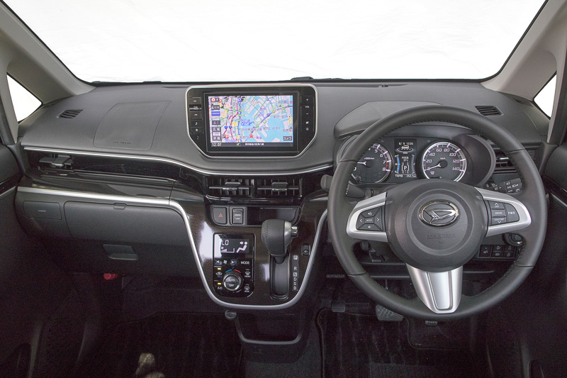 新デザインのインパネガーニッシュとドアオーナメントパネルを採用。ステアリング、メーターの形状に変更はない