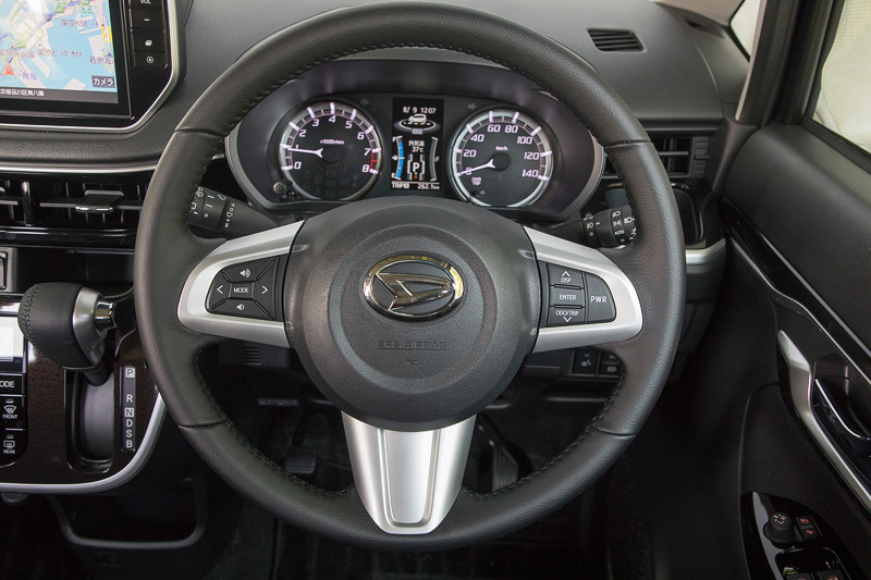 ステアリングは本革でスポーク部にシルバー加飾プレートが組み込まれる。左右スポークにはエンジンの出力特性を切り替える「パワーモードスイッチ」やマルチインフォメーションディスプレイ操作用、オーディオ操作用のスイッチ類がある