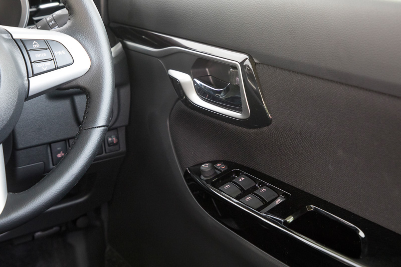 ムーヴ カスタム RS“ハイパー SA III”のインパネガーニッシュとドアオーナメントパネルには、上質感のある「ディープマルーン（幾何学柄）」のカラーが使われている。エンジンスタートボタンはステアリング右下。キー操作に慣れた人にとっても右手を伸ばした位置にスタートボタンがあるのは操作しやすいはずだ