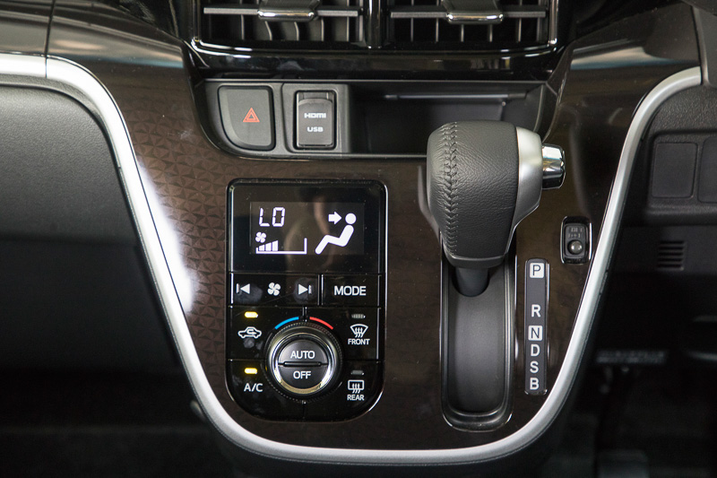 ムーヴ カスタム RS“ハイパー SA III”のインパネガーニッシュとドアオーナメントパネルには、上質感のある「ディープマルーン（幾何学柄）」のカラーが使われている。エンジンスタートボタンはステアリング右下。キー操作に慣れた人にとっても右手を伸ばした位置にスタートボタンがあるのは操作しやすいはずだ