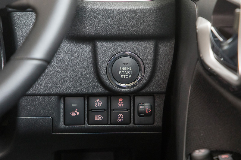 ムーヴ カスタム RS“ハイパー SA III”のインパネガーニッシュとドアオーナメントパネルには、上質感のある「ディープマルーン（幾何学柄）」のカラーが使われている。エンジンスタートボタンはステアリング右下。キー操作に慣れた人にとっても右手を伸ばした位置にスタートボタンがあるのは操作しやすいはずだ