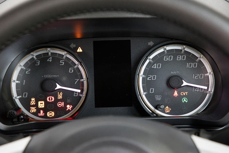 メインスイッチONでメーターの針が大きく動くオープニング演出もある。針が動いたあとメーター照明が点灯し、マルチインフォメーションディスプレイのデモ画面が起動。その後、標準状態となる