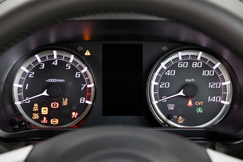 メインスイッチONでメーターの針が大きく動くオープニング演出もある。針が動いたあとメーター照明が点灯し、マルチインフォメーションディスプレイのデモ画面が起動。その後、標準状態となる