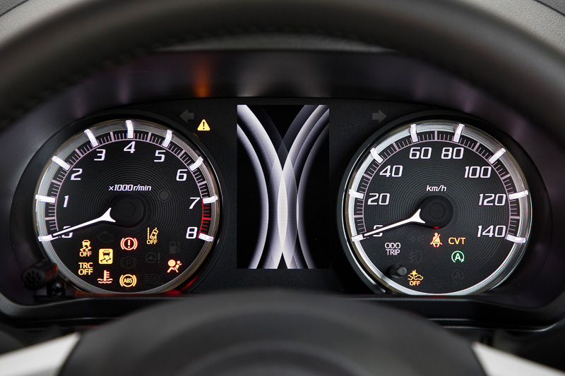 メインスイッチONでメーターの針が大きく動くオープニング演出もある。針が動いたあとメーター照明が点灯し、マルチインフォメーションディスプレイのデモ画面が起動。その後、標準状態となる