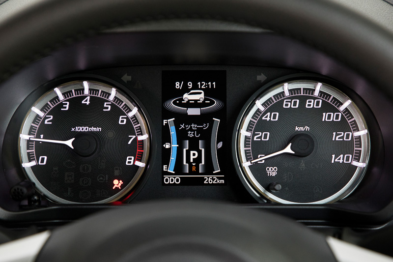 メインスイッチONでメーターの針が大きく動くオープニング演出もある。針が動いたあとメーター照明が点灯し、マルチインフォメーションディスプレイのデモ画面が起動。その後、標準状態となる