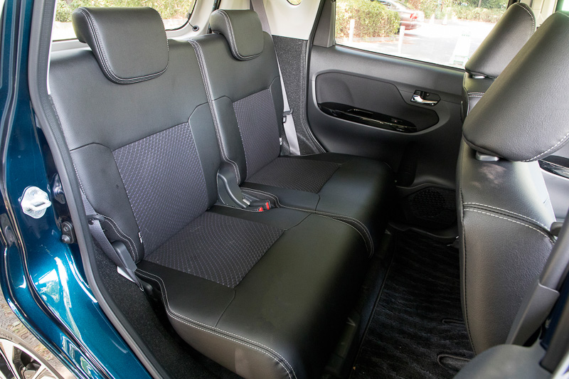 ムーヴ カスタムはシート表皮、ドアトリム表皮が変更されている。シート形状は変更なし