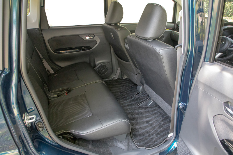 ムーヴ カスタムはシート表皮、ドアトリム表皮が変更されている。シート形状は変更なし