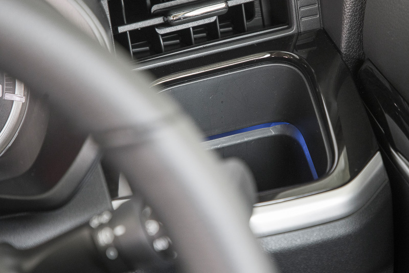 ドリンクホルダーや小物入れにはブルー照明が点く。夜間に使い勝手がいいだけでなく、インパネまわりをキレイに見せる効果もある