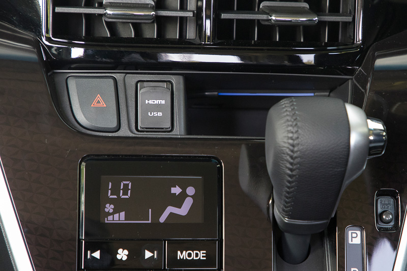 ドリンクホルダーや小物入れにはブルー照明が点く。夜間に使い勝手がいいだけでなく、インパネまわりをキレイに見せる効果もある