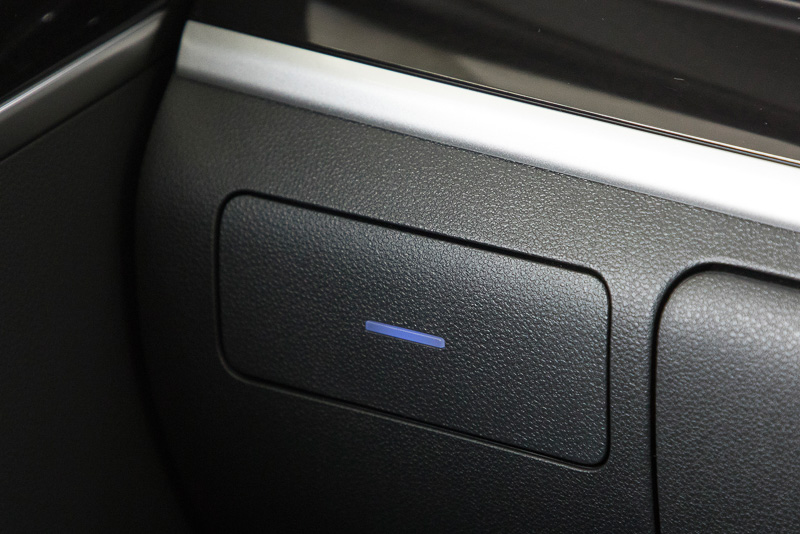 ドリンクホルダーや小物入れにはブルー照明が点く。夜間に使い勝手がいいだけでなく、インパネまわりをキレイに見せる効果もある