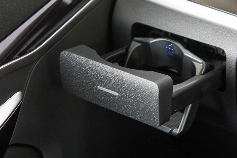 ドリンクホルダーや小物入れにはブルー照明が点く。夜間に使い勝手がいいだけでなく、インパネまわりをキレイに見せる効果もある