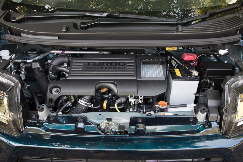 全モデルともエンジンに変更はない。“TOPAZ NEO”という名称が付くエンジンシリーズ中、直列3気筒DOHC 0.66リッターインタークーラーターボエンジンがムーヴ カスタムとムーヴのターボモデルに搭載。直列3気筒DOHC 0.66リッターエンジンがムーヴ カスタムとムーヴの自然吸気モデルに搭載されている