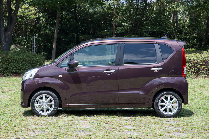 こちらはムーヴ X“SA III”。ボディカラーはプラムブラウンクリスタルマイカ。ムーヴに関しても新デザインのメッキグリルを採用している。ヘッドライトは標準でマルチリフレクターハロゲンヘッドライト。オプションでXグレードにLEDヘッドライト（ロービームのみ、マニュアルレベリング機能付）が用意されている