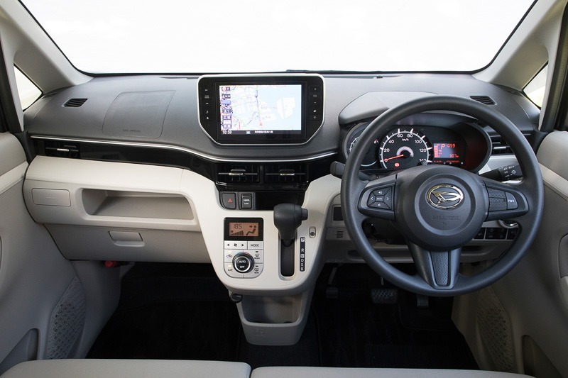 ムーヴ X“SA III”のインテリア。エアコンレジスターガーニッシュにシルバーライン加飾とパネルカラーにプレミアムシャインブラックを採用する