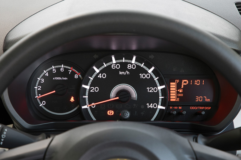 ムーヴ X“SA III”にはスマートアシストIIIが付いている。ムーヴ カスタムRS“ハイパー SA III”とはメーター仕様が違うので、ムーヴ X“SA III”ではメーター内のインジケーターの点灯で動作を表す