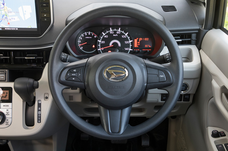 ステアリングはシンプルなデザイン。右スポークにパワーモードスイッチ。左にオーディオなどのスイッチが付く