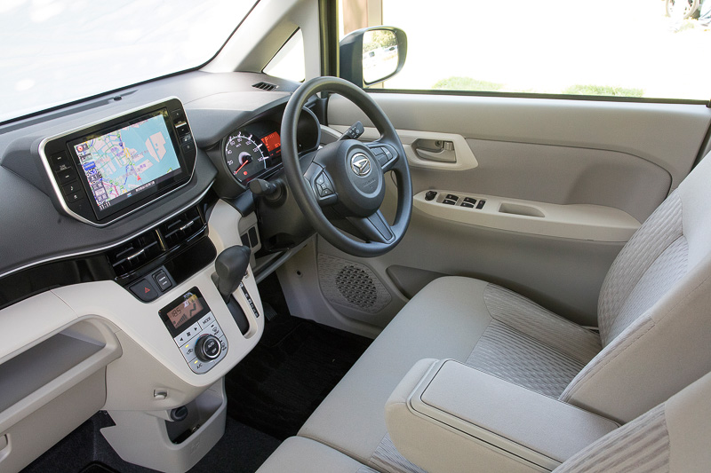 ほかのインテリア変更点はオーディオパネルの幅を左右1cmずつ縮めたスリム化と、ドアトリム表皮の色、柄の変更がある