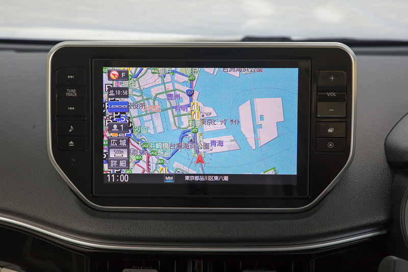 ほかのインテリア変更点はオーディオパネルの幅を左右1cmずつ縮めたスリム化と、ドアトリム表皮の色、柄の変更がある